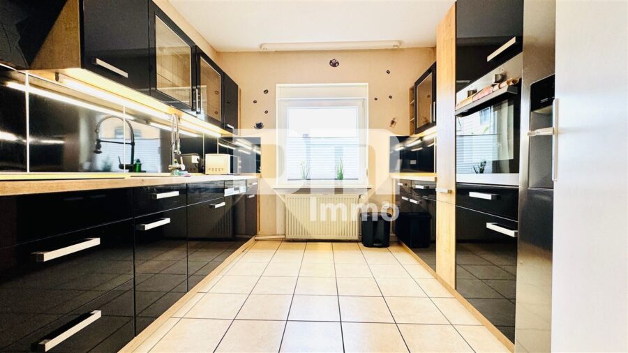 Vielseitiges Immobilien-Ensemble mit 2 modernisierten Haushälften + Carport und Garten/Terrasse - Haus 2 EG Küche / EBK